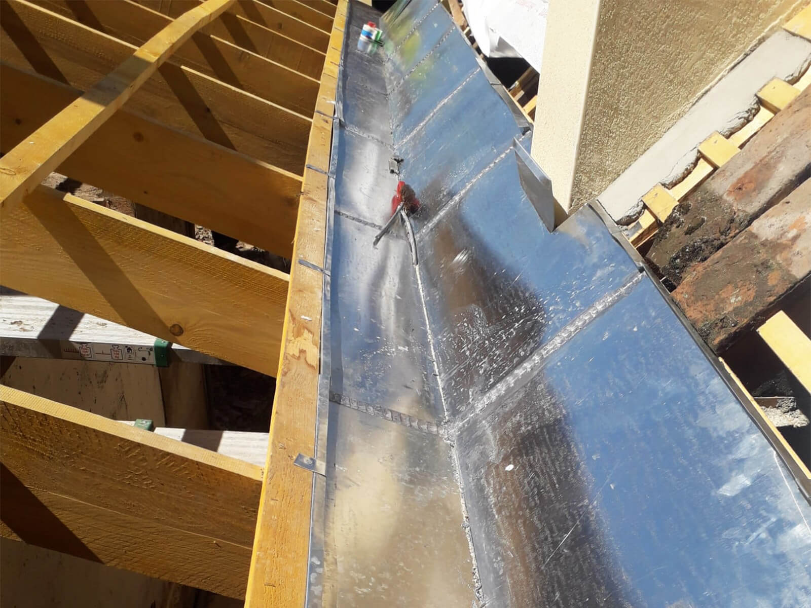 Installation d’un chéneau en zinguerie sur toiture à Bergerac