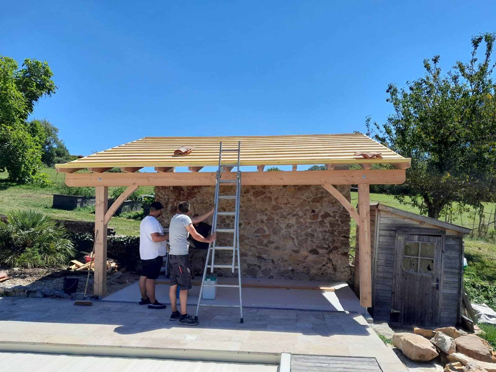 Lattage de la toiture d’un auvent en bois à Bergerac