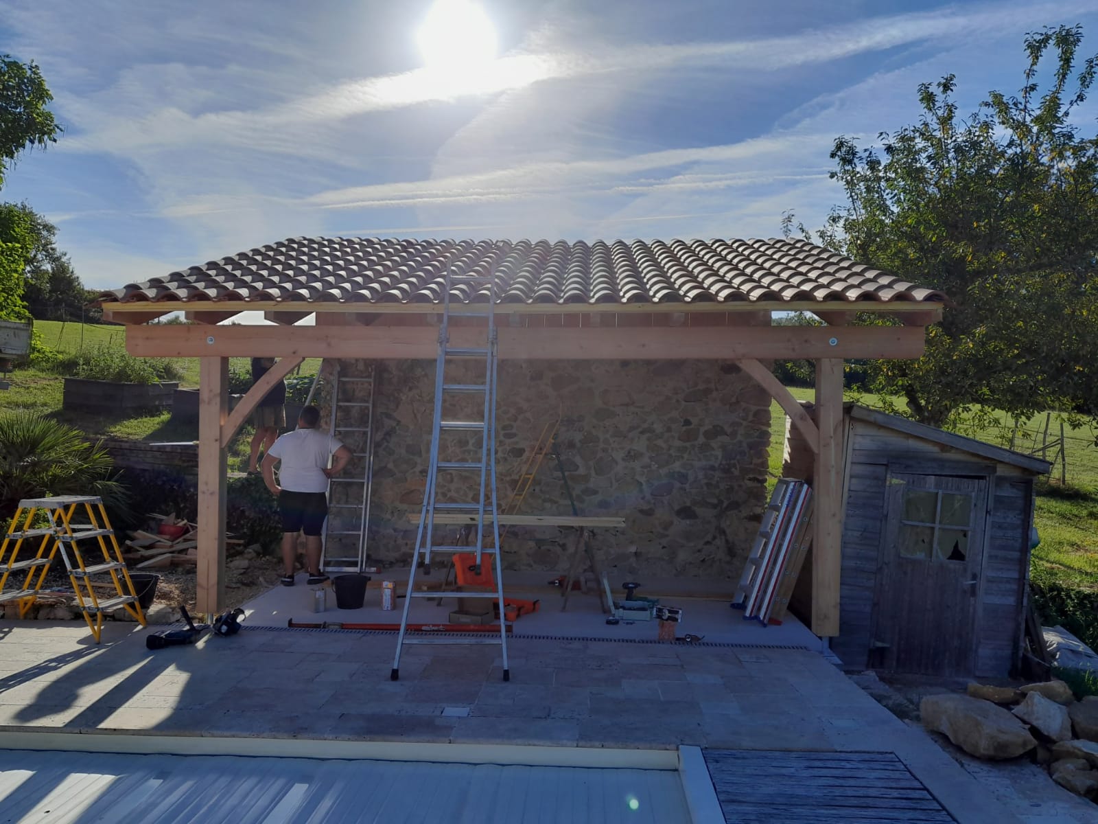 Pose de la toiture d’un auvent en bois à Bergerac