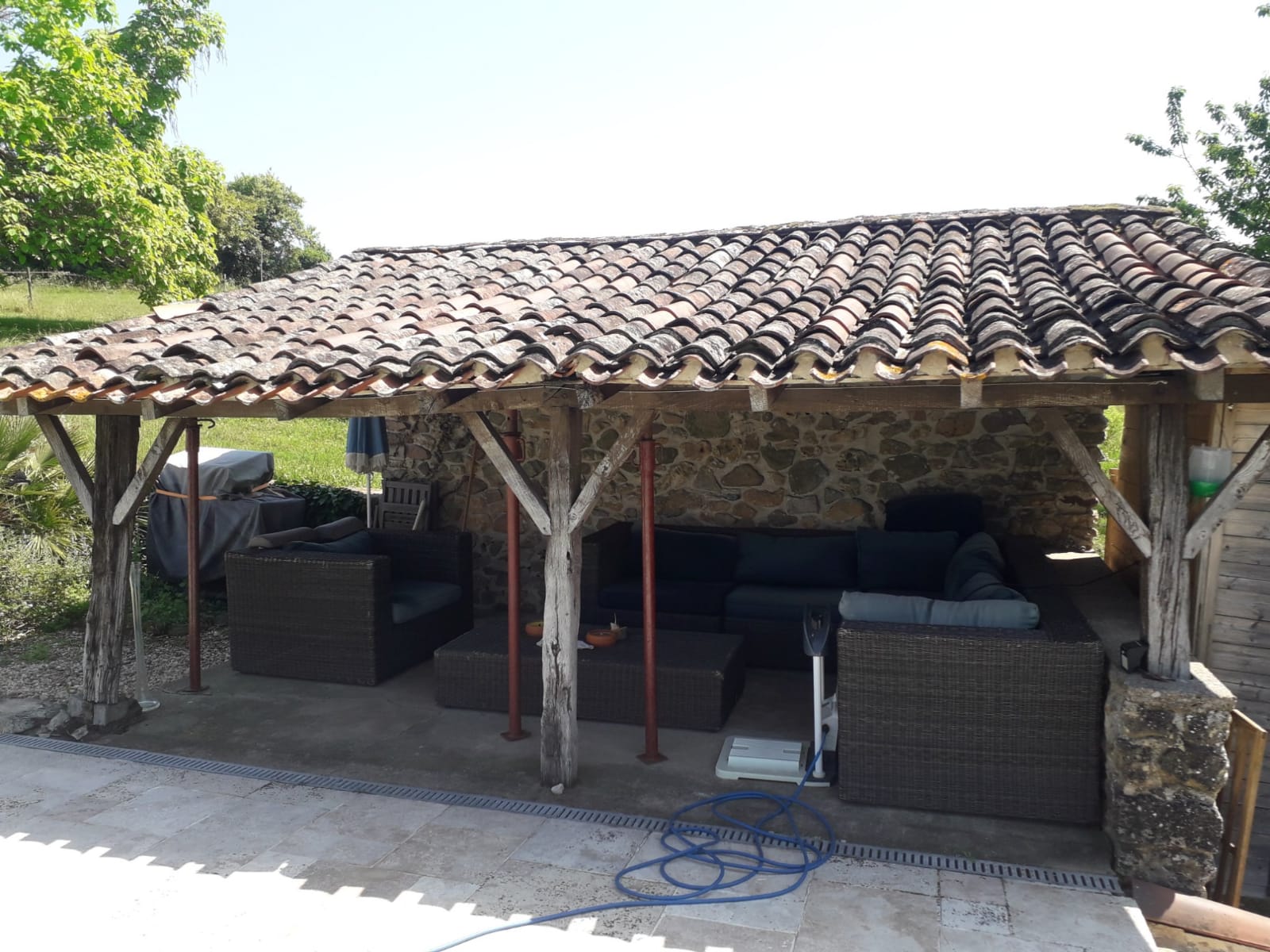 Rénovation de la toiture d’un auvent en Dordogne près de Bergerac