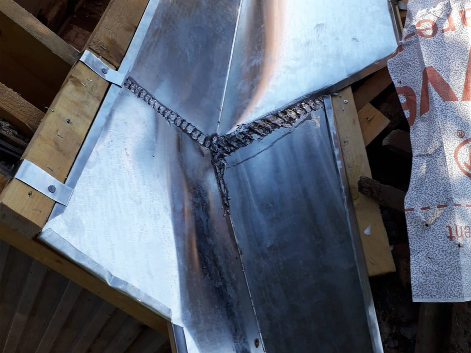 Travaux de zinguerie sur noue de toiture à Bergerac